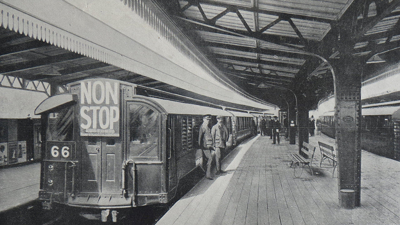 1905-re sorban kapta megrendeléseket a győri vagongyár, főként vasúti teherkocsik (borszállító, faszénszállító, bútorszállító, baromfiszállító, gyümölcsszállító), valamint személykocsik (kalauzkocsik, személyszállító vagonok) készítésére. Több külföldi megrendelője is volt ekkoriban a cégnek, többek között a londoni metró, amelynek vonalaira harminc motor- és 66 pótkocsit gyártott a Rába