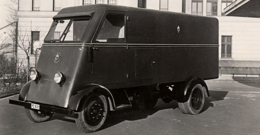 1923-ban a Magyar Királyi Posta megrendelésére Pe-1 típusú 1,5 tonnás, elektromos meghajtású, akkumulátoros tehergépkocsit kezdtek gyártani, amelynek módosított változatát tűzoltóautóként is gyártották. A 15 kW-os villanymotorral és 1000 Ah-s ólom akkumulátorral szerelt magyar Cybertruckból összesen 34 darabot gyártottak. A Rába elektromos furgonjai annyira megbízhatóak voltak, hogy néhány példányt még a hatvanas évek közepén is használtak a fővárosi postahivatalok