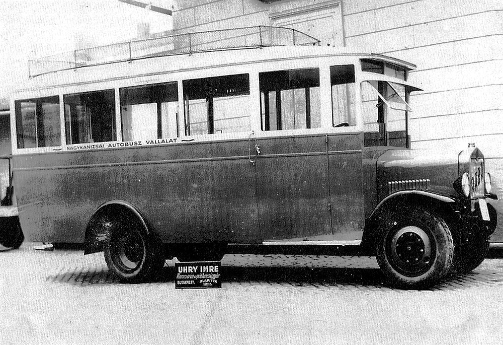 1925-ben egy licencszerződést kötöttek a Praha gyárral. Ennek alapján készültek az L típusú autóbuszok. A Rába első autóbuszai bár Rába néven kerültek forgalomba, de azok karosszériáját az Ikarus elődjénél, a budapesti Uhry Imre Karosszéria- és pótkocsigyárban készítették. A Rába L autóbusz továbbfejlesztett változata az LHo típus, amit 1927-ben mutattak be, és nagyobb karriert futott be az elődmodellnél