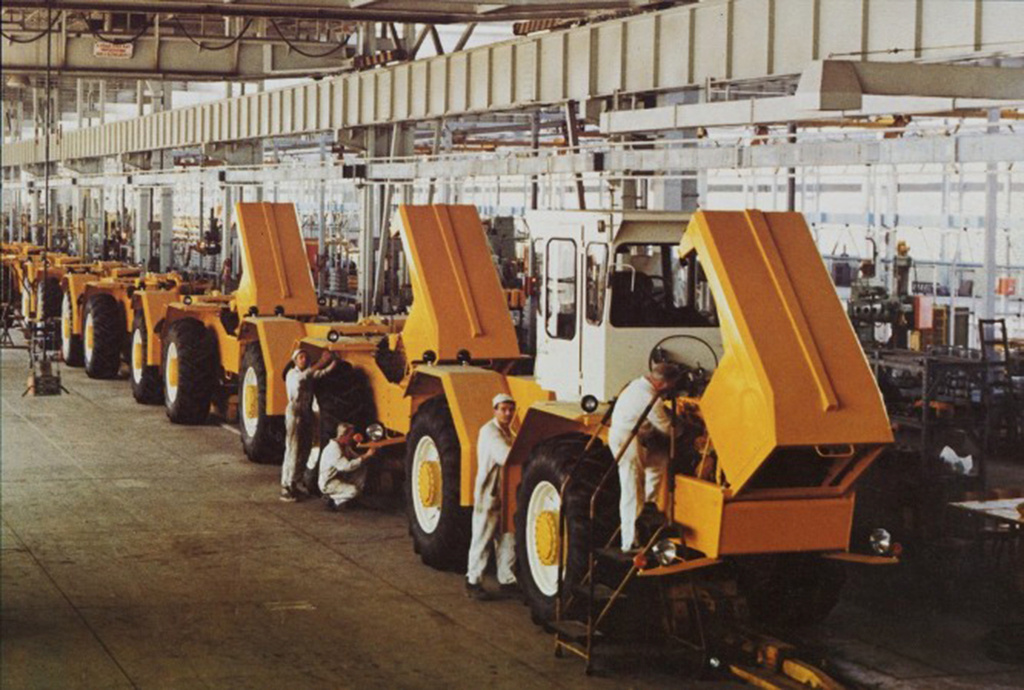 1973-ban újabb licencet vásárol a Rába. Ezúttal az amerikai Steiger gyártól veszik meg a nehéztraktor Cougar licencét, amelyet a mezőgazdasági termelőszövetkezetek (MgTsz-ek) az iparrendszerű, nagyüzemi földműveléshez vásároltak. A gépekhez a Rábánál készültek a hozzákapcsolható földművelő eszközök is, amelyeknek nagy része szintén licencgyártás volt. A Rába Steiger traktorokból 1975 és 1989 között körülbelül 3200 darab készült