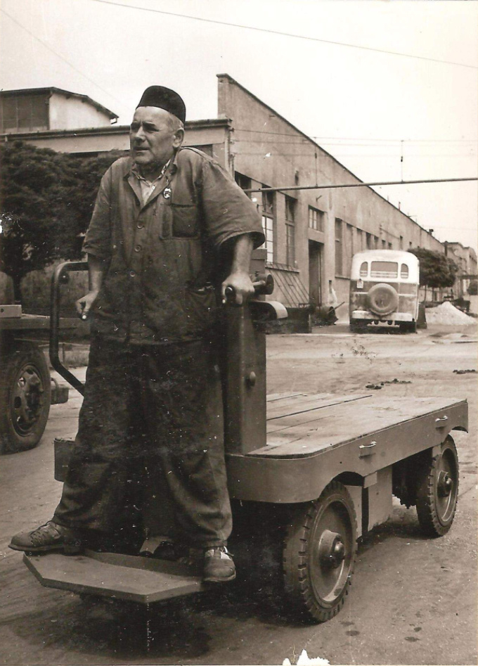 1949 elejére a szovjet katonai parancsnokság alól a gyár felszabadul, és így már a magyar állam rendelkezik felette. Még ebben az évben megkezdődik a Bleihert licencű V-22 típusú targonca gyártása (iIlyen látható a képen). Profiltisztítás céljából megszűnik az önálló autógyártás. A gépkocsik tervezése a JÁFI-ba kerül Winkler Dezső igazgató vezetésével, aki 1951-ben korábbi munkásságáért Kossuth-díjat kap. A gépkocsigyártás átszervezésével az autóbuszgyártás az Ikarusba, a futóképes, készre szerelt teherautóalváz-gyártás a Csepel Autógyárba kerül, Győrben egyelőre a futóművek, a kormányművek és sebességváltók gyártása marad