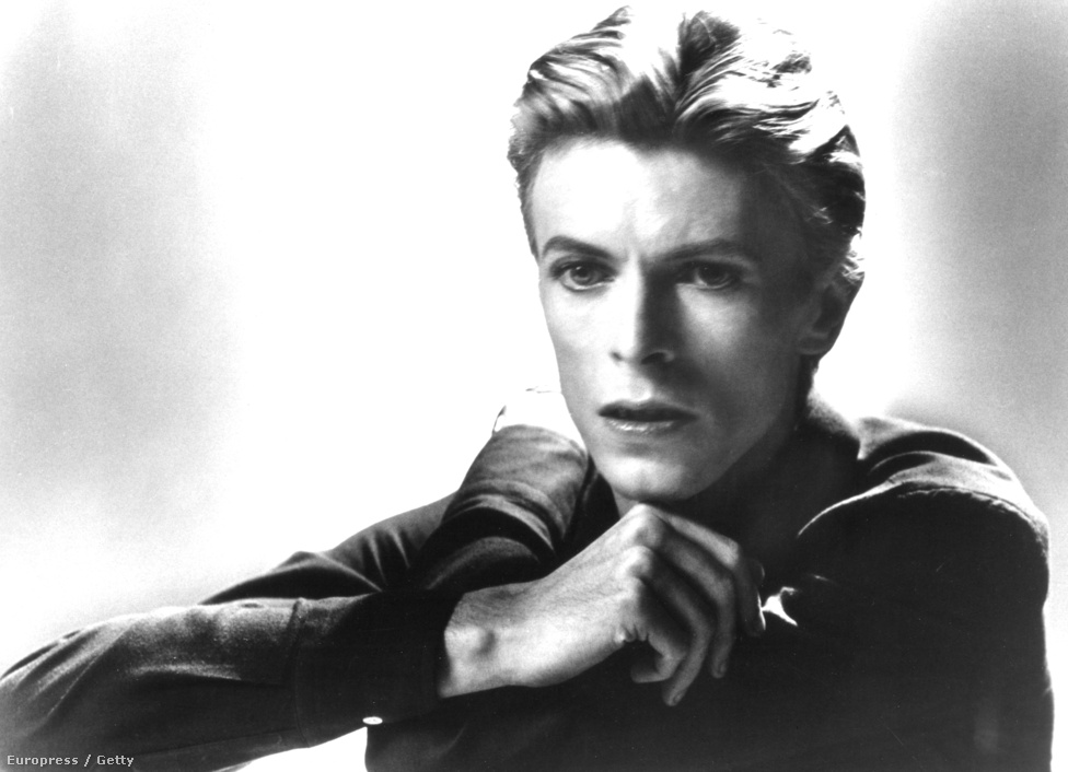 Egy 1976-os portré Bowie-ról. Az énekesre ekkor már erősen hatottak az olyan német elektronikus zenekarok, mint a Kraftwerk vagy a Neu!. Ez a rajongás később a Brian Enóval közös, a Low, a 
                        "Heroes" és a Lodger albumokat magába foglaló, úgynevezett Berlin Trilogyban csúcsosodott ki.