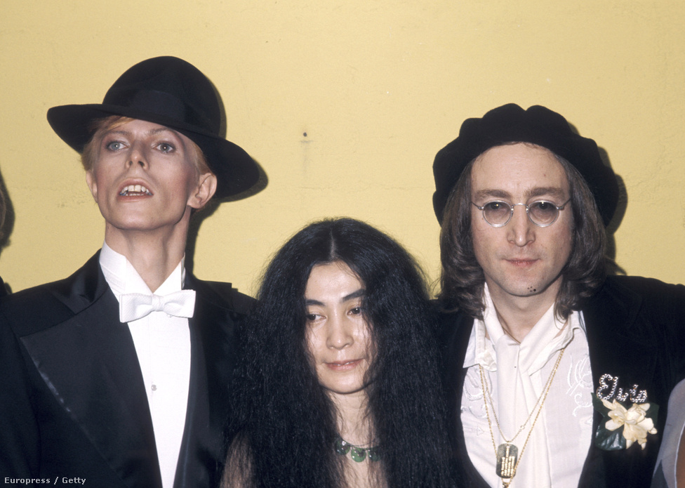 David Bowie, Yoko Ono és John Lennon az 1975-ös Grammy-díjátadón.