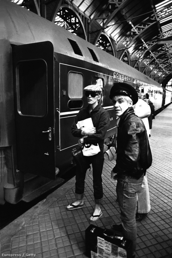 David Bowie és Iggy Pop a koppenhágai vasútállomáson 1976-ban. Bowie és Iggy a hetvenes évek második felében lényegében összenőtt, olyannyira, hogy Iggy első két szólólemezének producere is Bowie volt.