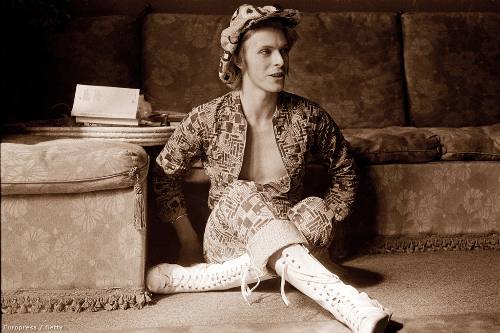 Bowie beckenhami otthonában 1972-ben, a klasszikus, The Rise and Fall of Ziggy Stardust and the Spiders from Mars című lemez megjelenése előtt nem sokkal. Ekkor már négy albuma is kijött az énekesnek, az első még 1967-ben.