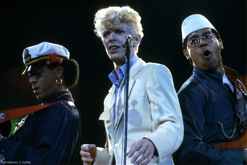 David Bowie, Carmine Rojas basszusgitáros és Carlos Alomar gitáros a Los Angeles-i Forumban 1983-ban, a Serious Moonlight turnén. A 96 állomásos körút a Let's Dance című lemezt hivatott népszerűsíteni, hatalmas sikerrel.