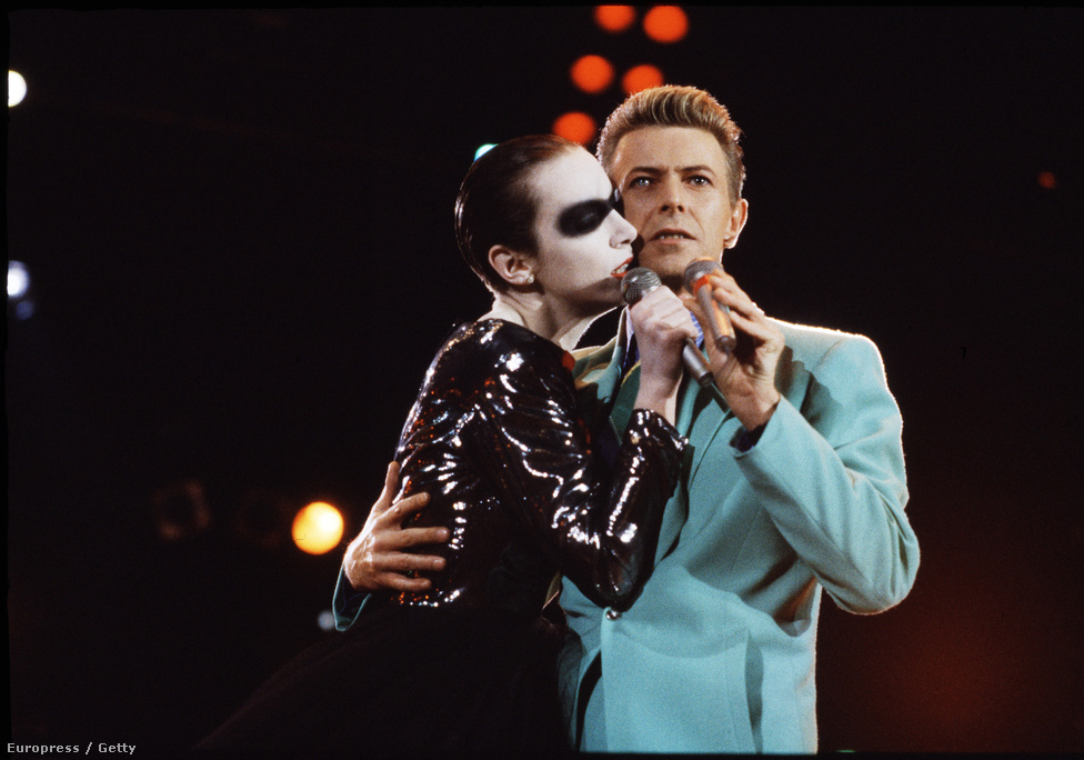 1992-ben rendezték meg a Freddie Mercury tribute koncertet a londoni Wembly Standionban, ami egyben egy AIDS ellenes esemény is volt. Itt lépett fel együtt Bowie és a eurythmicses Annie Lennox.