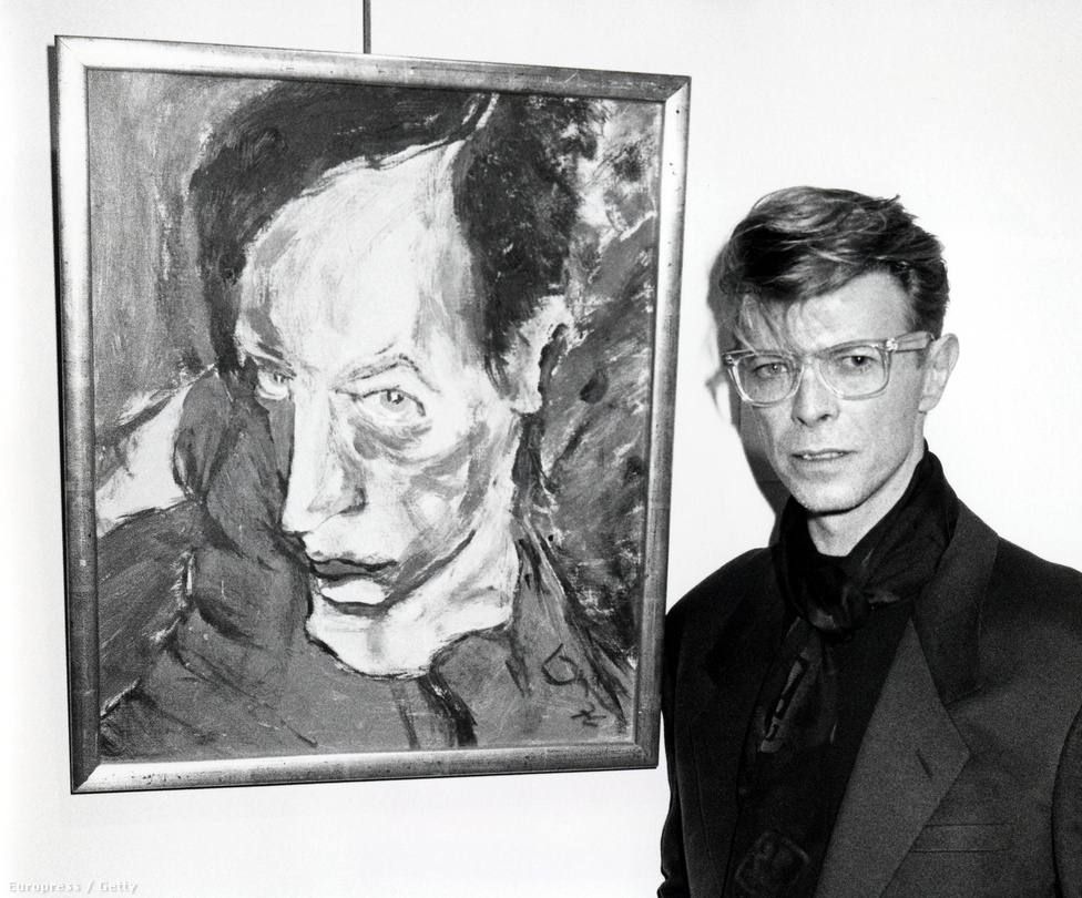 Egy 1990-es kép Bowie-ról, és a saját maga által készített festményről. Az alkotás egy rákellenes szervezet árverésén kelt el New Yorkban.