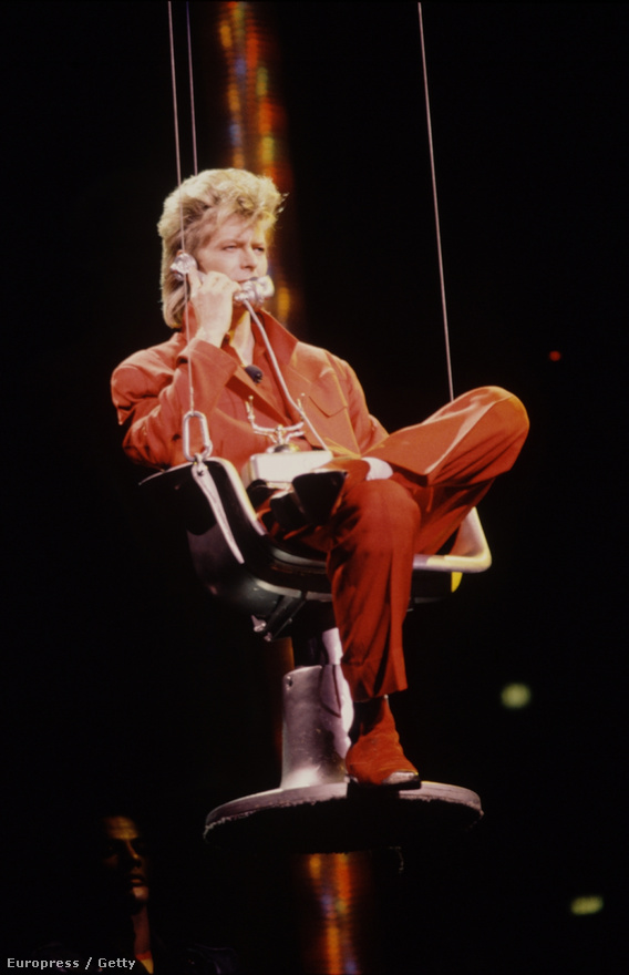David Bowie 1987-ben a színpadon a Glass Spider Tour keretében. A turné a Never Let Me Down lemezt támogatta, és még nagyobb siker lett, mint a Serious Moonlight Tour. Összesen több mint hárommillióan váltottak jegyet az állomásaira világszerte.