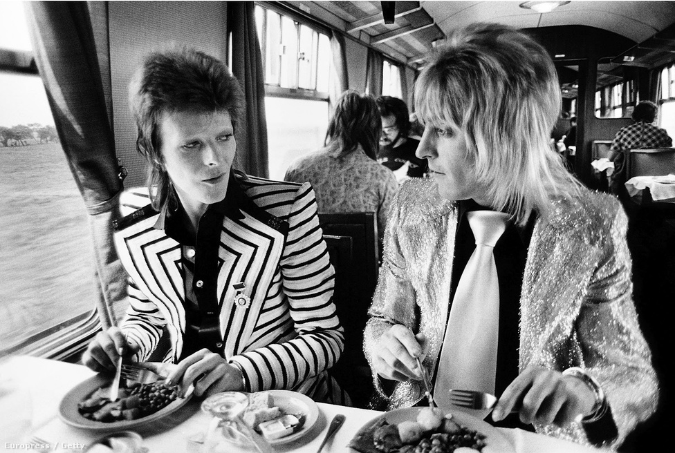David Bowie és Mick Ronson gitáros a hetvenes években. Ronson tagja volt a Spiders from Mars zenekarnak, ami lényegében Bowie Ziggy Stardust-os énjének a háttércsapataként létezett, de a zenész ezen kívül is dolgozott többször a lemezről lemezre, zenében és imidzsben is megújuló, ezért a pop kaméleonjának is hívott énekessel.
