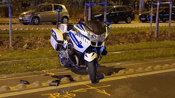 Szurkolói buszt kísért a motoros rendőr, amikor balesetet szenvedett