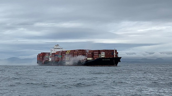 Vegyi anyagokat szállító teherhajó gyulladt ki Kanada partjainál