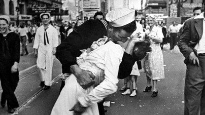 Ki volt a Times Square-en csókolózó pár? – Egy legendás fénykép háttere
