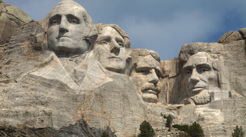 Már 80 éve figyelnek ránk a sziklába vájt elnöki arcok