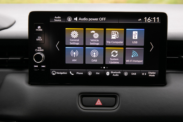 Elvileg az Apple CarPlay és az Android Auto is fut vezeték nélkül. Az Android Auto működött, a CarPlay a próbált iPhonennal nem 