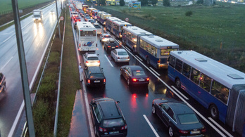 Több kilométeres kocsisor a magyar-osztrák határon