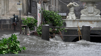 Úgy csapja odébb az árvíz a kocsikat az olasz utcákon, mintha gyufaszálak lennének