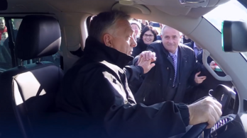 Orbán Viktor sofőrnek állt