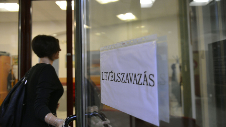 Levélszavazás: határon túli magyaroknak lehet, külföldön dolgozóknak nem – de miért?