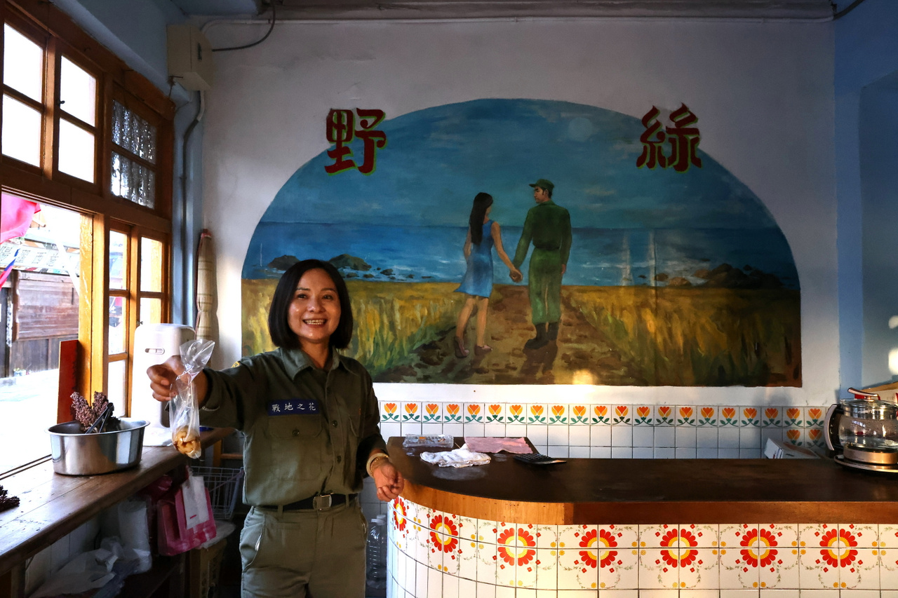 Egy bolttulajdonos - korhű tajvani katonai uniformisban - teatojásokat árul turistáknak. Kinmen, 2021. október 16.