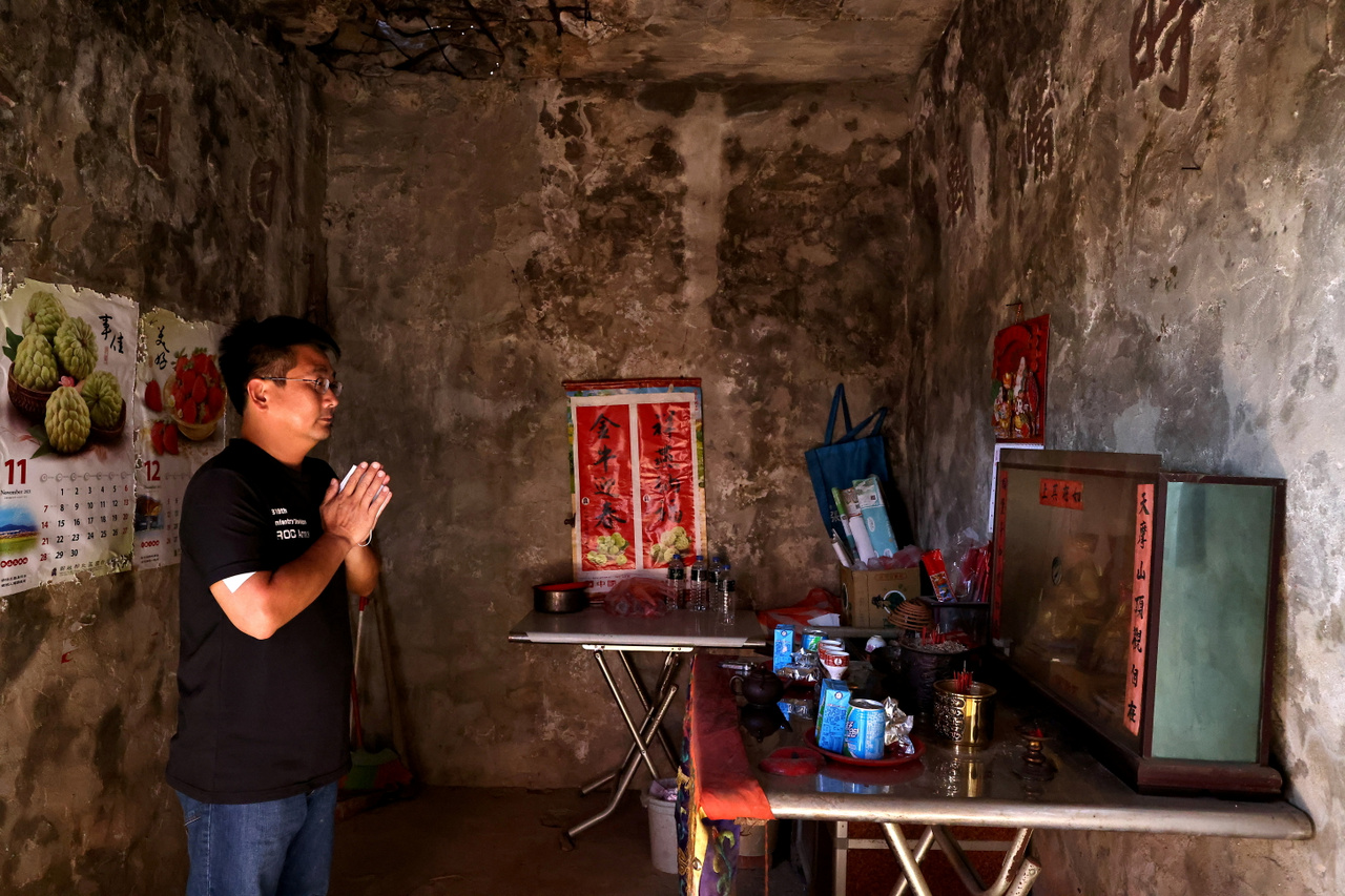 Csen Ing-wen imádkozik egy bunkerben lévő templomban, amely egykor a hálótermük volt, amikor fiatal katonaként szolgált. Kinmen, 2021. október 16.