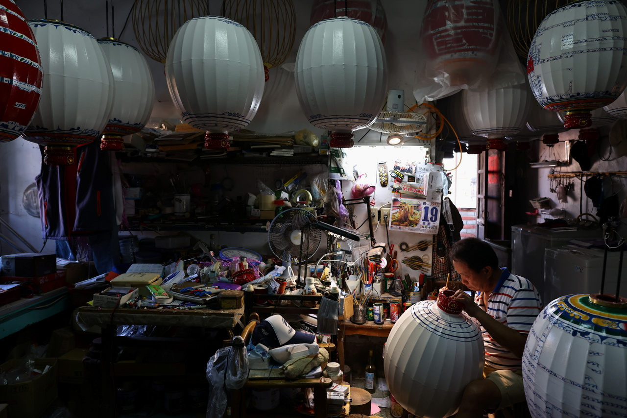 Dong Teng-sziang, egy harmadik generációs hagyományos lámpáskészítő kinmeni otthonában. Kinmen, 2021. október 19.