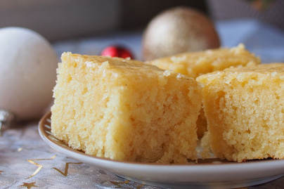 Omlós vaníliás sütemény egyszerűen, íróval keverve: édes máz vonja be
