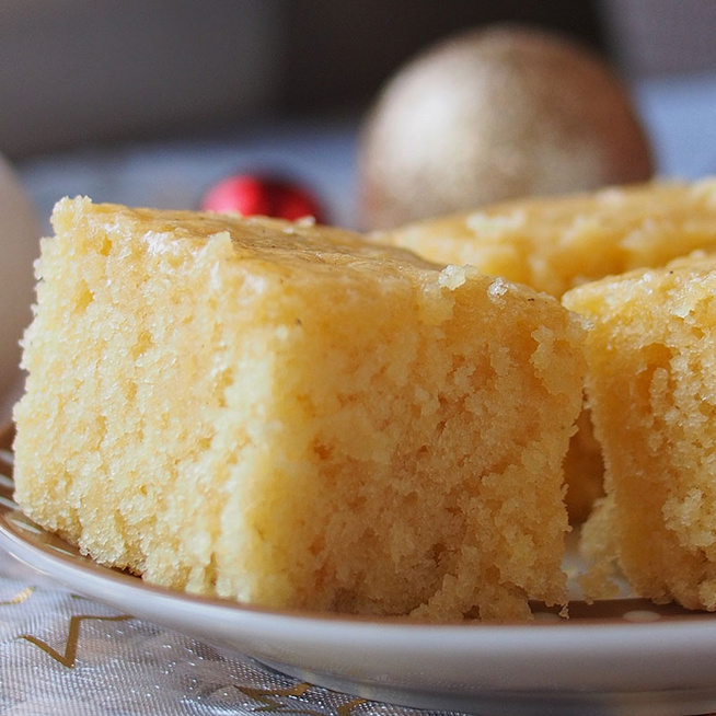 Omlós vaníliás sütemény egyszerűen, íróval keverve: édes máz vonja be