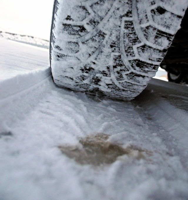 Gyenge a tapadás és még ki is kell taposni az utat - mély hóban egyértelmű a keskeny gumi előnye