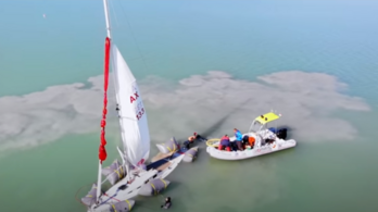 Videón, ahogy felhozták hullámsírjából az elsüllyedt vitorlást a Balatonon