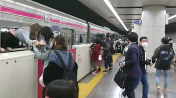 Sósavval és késsel támadt az utasokra egy Jokernek öltözött férfi a tokiói metróban