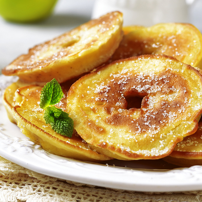 Írós bundában sült almakarikák: még melegen forgasd meg őket fahéjas porcukorban