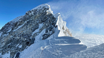 Három hegymászót temetett maga alá egy lavina Nepálban