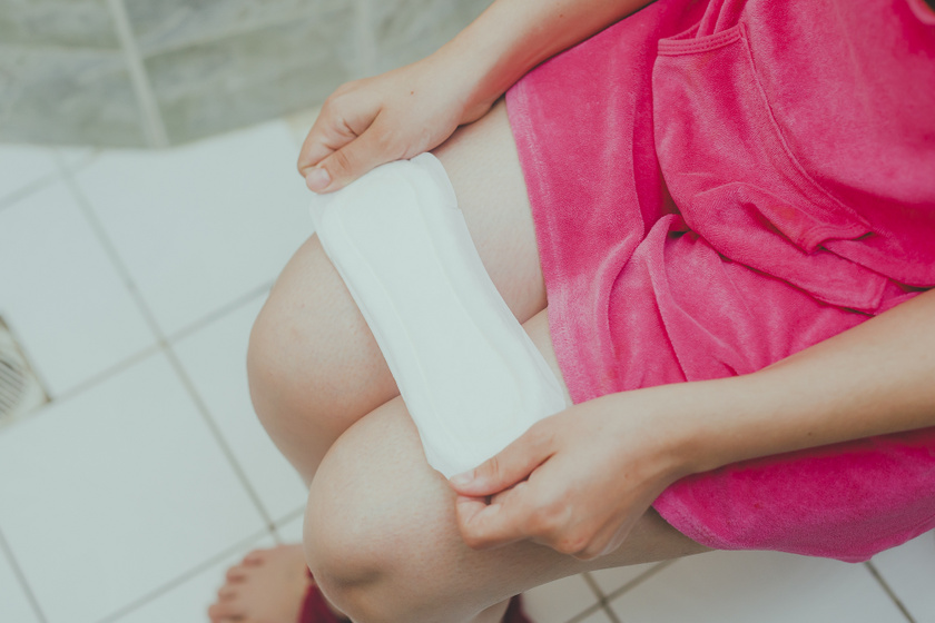 Rongyokat, papírt vagy vattát használnak a nehéz napokon: a menstruációs szegénység minden 10. magyar lányt érint