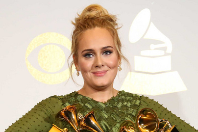 Adele dereka ennyire karcsú a testhezálló estélyiben: 45 kilós fogyása után ragyogott a színpadon