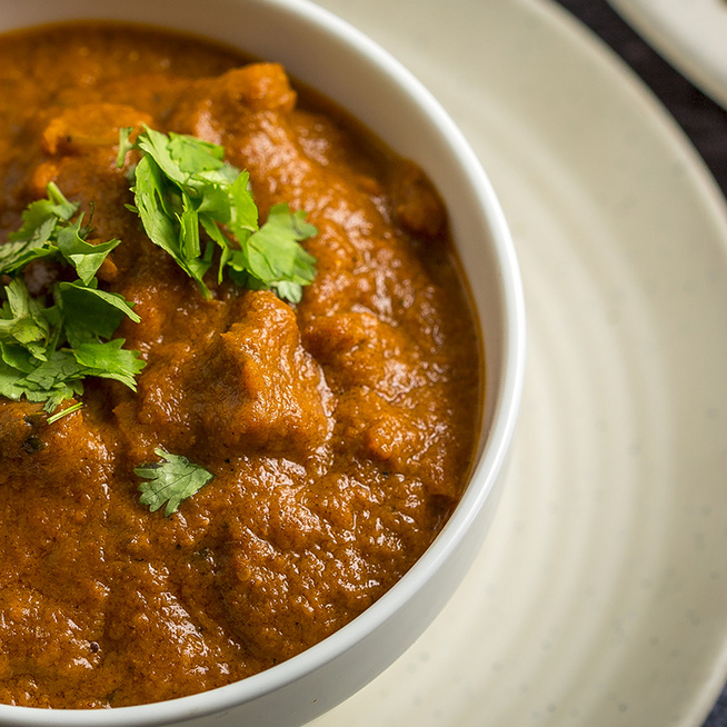 Kiadós, szaftos csirkés curry: a sok fűszer teszi izgalmassá