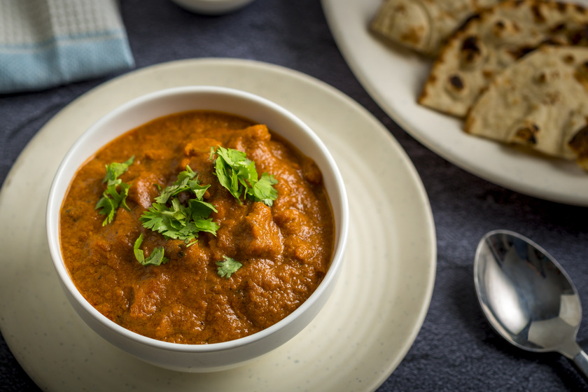 Kiadós, szaftos csirkés curry: a sok fűszer teszi izgalmassá