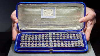 Elárverezik Marie Antoinette gyémánt karkötőit
