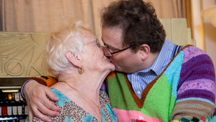 83 évesen ápolja 39 évvel fiatalabb szerelmét egy járni is alig képes dédnagymama