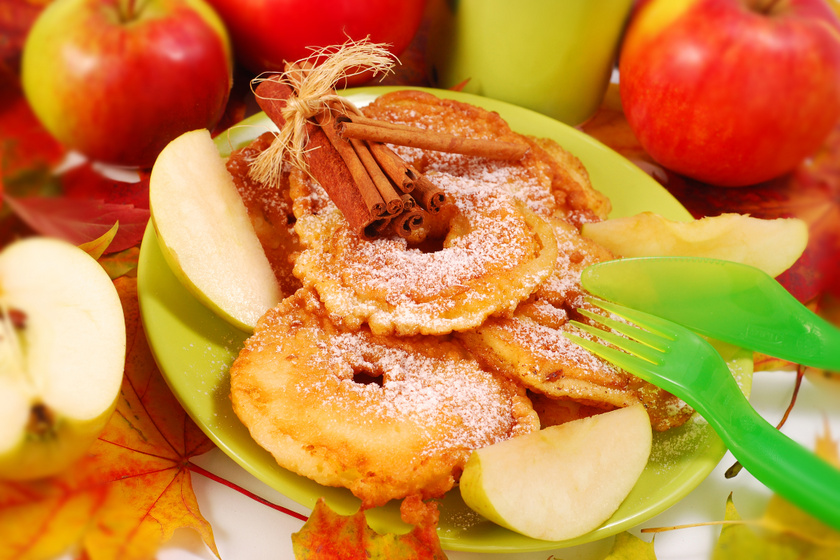 Régimódi bundás alma: fahéjas palacsintatésztában sül a gyümölcs