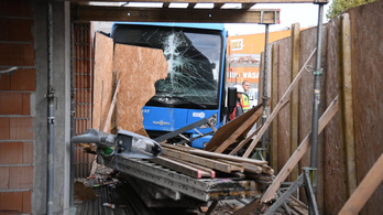 Társasházi építkezésbe csapódott egy busz Budapesten