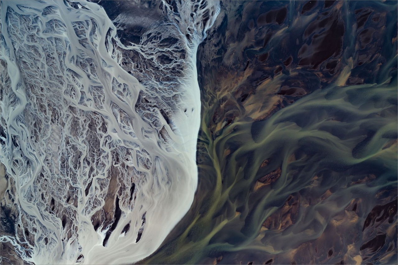 Kompozíció, forma és kísérletezés – Dícséretre méltó – Radisics Milán: A Föld vénái – Két folyó összefonódása Izland déli vidékén található fekete homokos síkságon. Madártávlatból látni, hogy a két különböző hegyről származó üledékek mennyire másként színezik meg a folyó vizeit, ásványi anyagokat szállítva a völgyekbe. Az alkotás hét képből összefűzött panoráma.