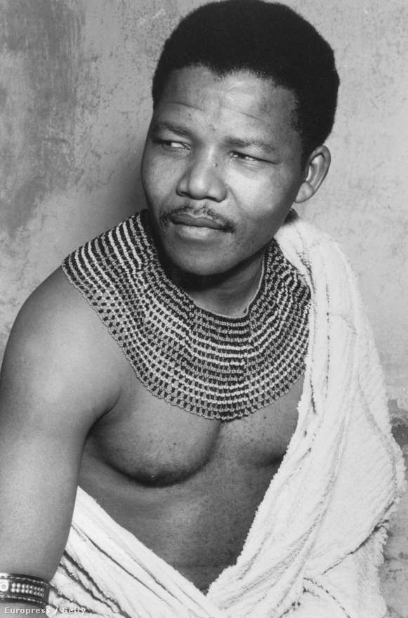 Az apartheid-rendszer elleni fiatal aktivista. Nelson Mandela törzsi viseletben.