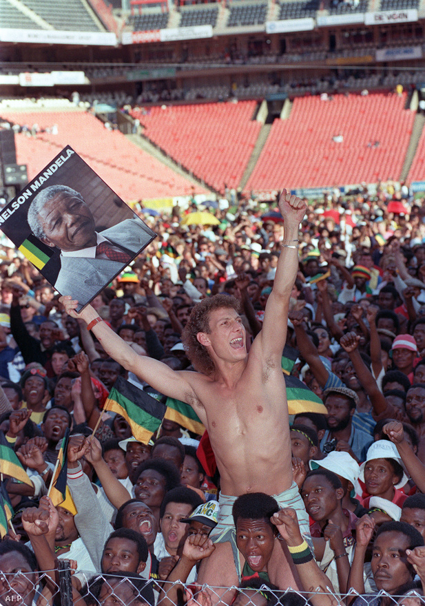 A Mandela szabadulását ünneplő koncerten egy fehér férfi emeli a magasba az ANC vezetőjének portréját.