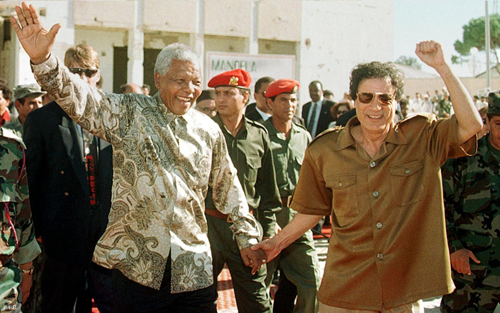 Mandela a dél-afrikai példából kiindulva más országokat is arra bíztatott, hogy diplomáciai úton, tárgyalásokkal oldják meg konfliktusaikat. A képen Moammer Kadhafi volt líbiai vezetővel látható 1997-ben.