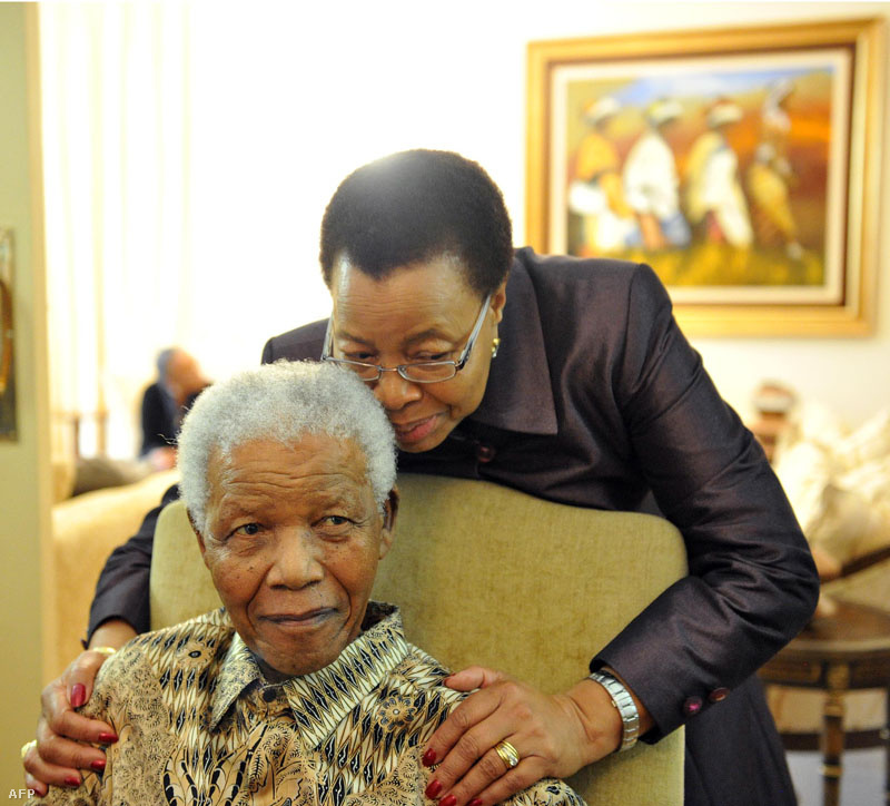 Harmadik feleségével, egy korábbi mozambiki elnök özvegyével Mandela 80 éves korában, 1998-ban házasodott össze. Állapota 2011-ben fordult rosszabbra, 2012-ben pedig kétszer is tüdőgyulladással kezelték egy pretoriai klinikán, ezen kívül epeműtétet is végeztek rajta.