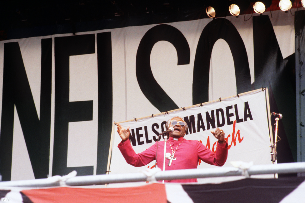 Desmond Tutu dél-afrikai érsek a Mandela kiszabadításáért szervezett gyűlésen 1988-ban a londoni Hyde Parkban, egy nappal a bebörtönzött aktivista 70. születésnapja előtt.