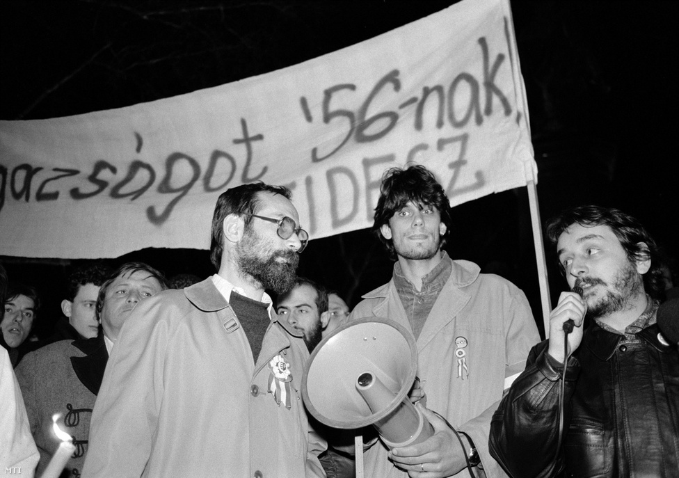Deutsch Tamás a későbbi kultuszminiszter Rockenbauer Zoltánnal és az akkor SZDSZ-es Tamás Gáspár Miklóssal egy szakszervezeti tüntetésen, a Roosevelt (ma Széchenyi) téren. A megalakulást követő első években a Fidesz vezetői számára probléma volt, hogy a közvélemény jelentős része az SZDSZ ifjúsági szervezetének tartotta a pártot.