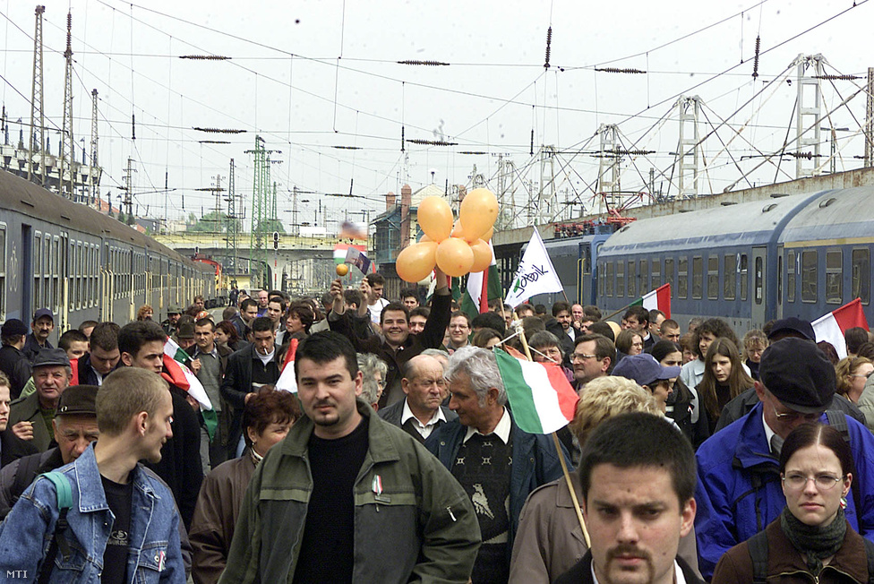 A Fidesz volt az első olyan politikai erő a rendszerváltás utáni Magyarországon, mely pártpolitikai célokra képes volt százezres tömegeket mozgósítani. 2002-ben, az elvesztett első fordulót követően már az internet és a mobiltelefon is segítségére volt a Kossuth téri grandiózus kampánygyűlés megszervezésében, melyre különvonatokkal kellett Budapestre hozni a szimpatizánsokat. 