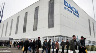 Fizetésemelést követelnek a Dacia munkásai